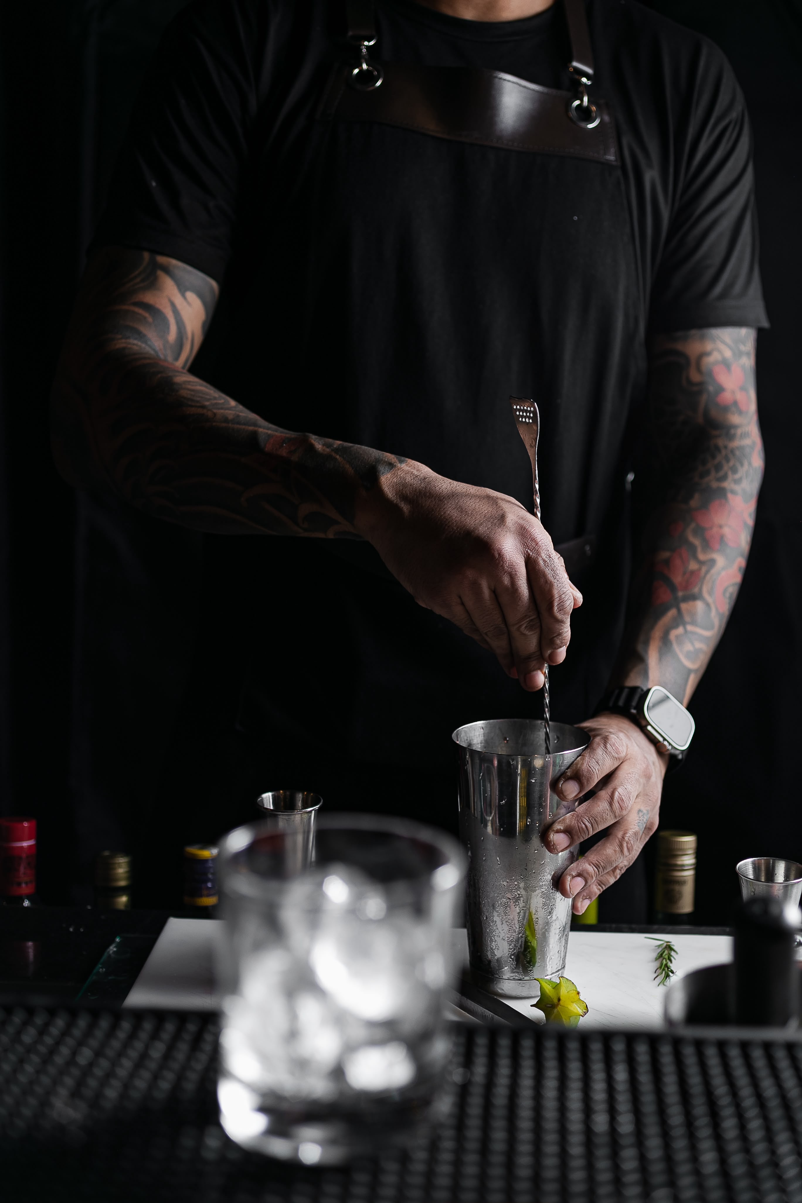 Profissional de bar preparando um drink