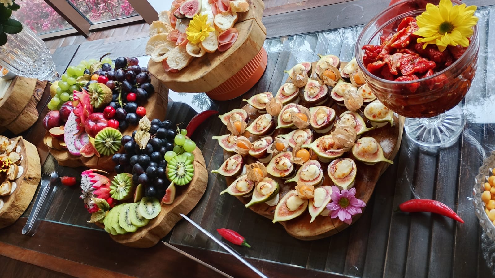 Mesa com frutas, antepastos e petiscos montados para receber convidados